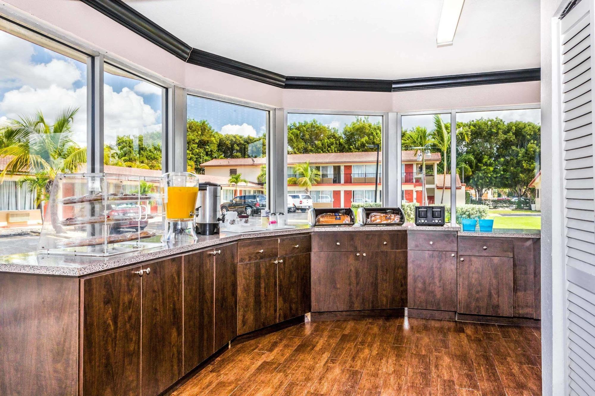 Econo Lodge Inn & Suites Florida City Εξωτερικό φωτογραφία